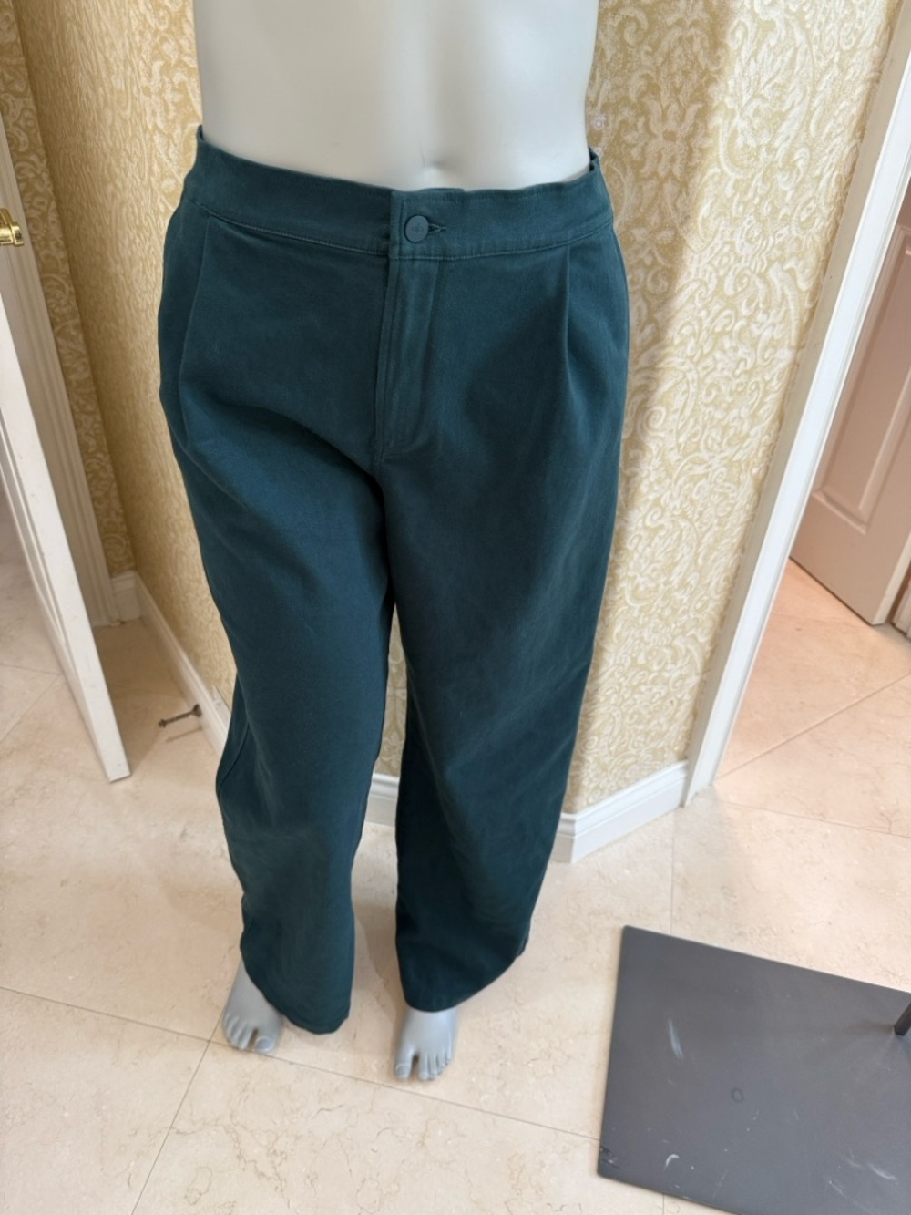 Alo Yoga Road Trip Trouser in Midnight Green. Size L - Picture 7 of 7